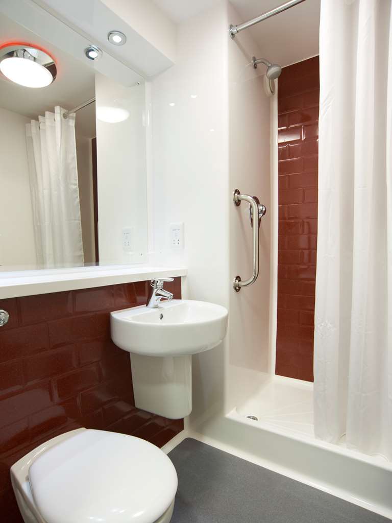 Travelodge Liverpool Stonedale Park חדר תמונה
